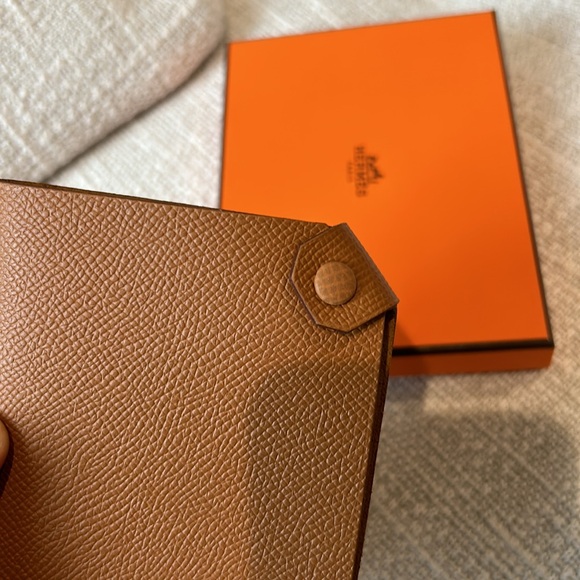 Brand new hermes tarmac passport holder Epsom gold color, with box - Picture 3 of 5